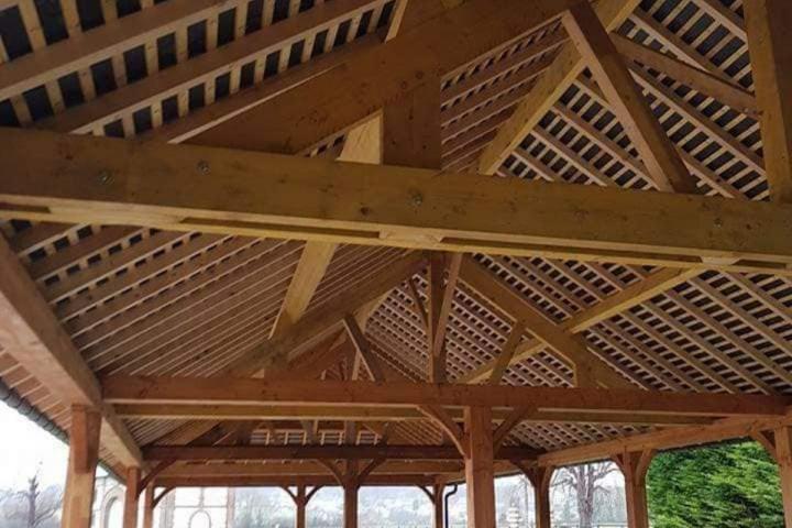 Pose de charpentes traditionnelles solides, durables et résistantes.