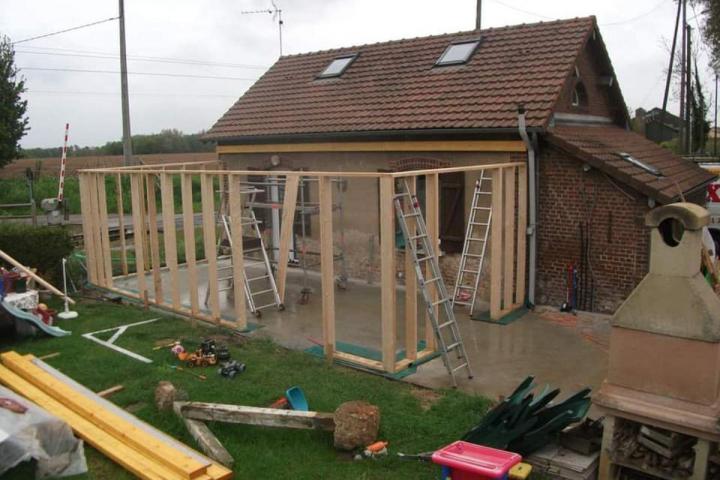 Extension de maison en ossature bois solide et durable.